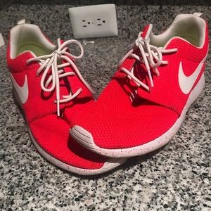 Nike Roshe rubs size 9.5
